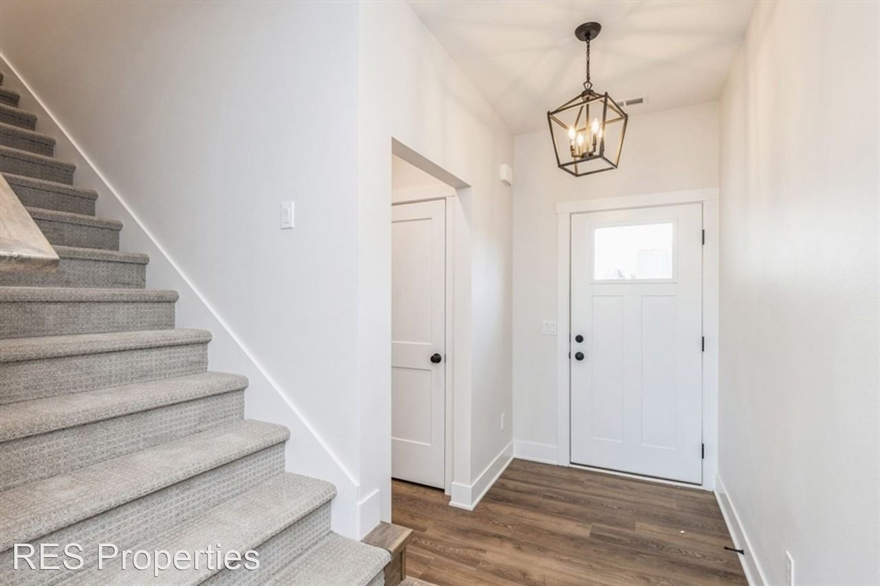 915/917 Henryson Street - Photo 2 of 22