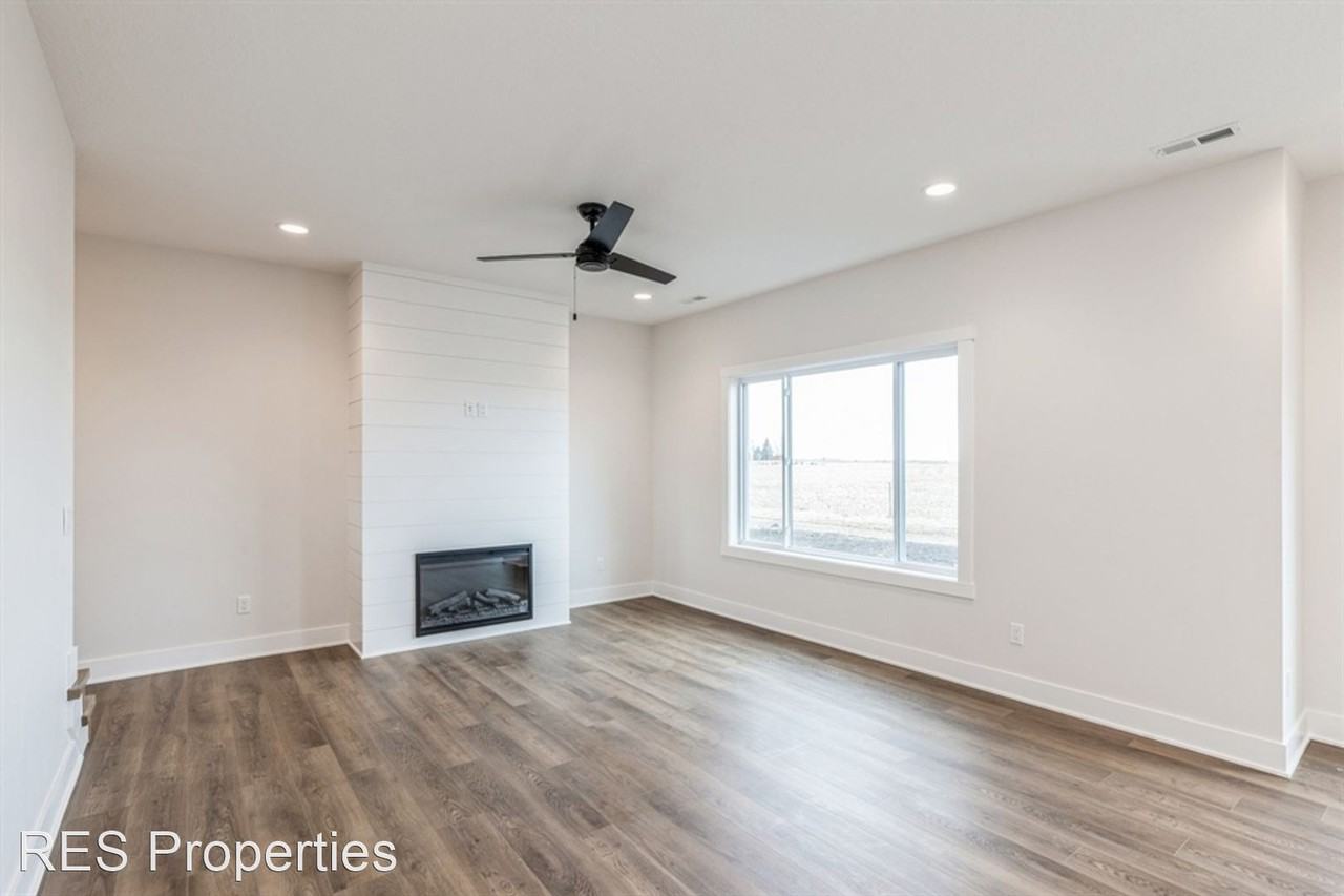 915/917 Henryson Street - Photo 3 of 22
