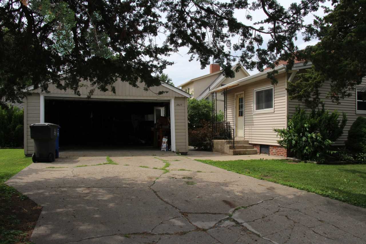 1829 46th St - Photo 2 of 18