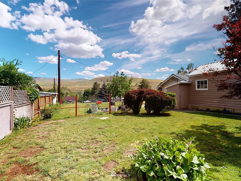 718 4th Ave N - Photo 3 of 17