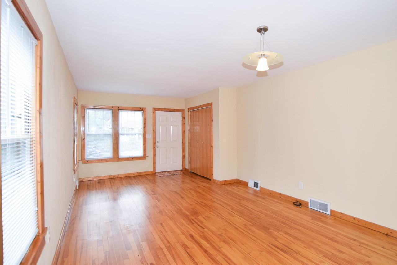 910 Aldine St #1 - Photo 3 of 19