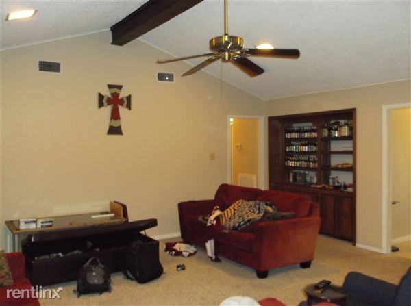 1804 Southwood Dr - Photo 3 of 10