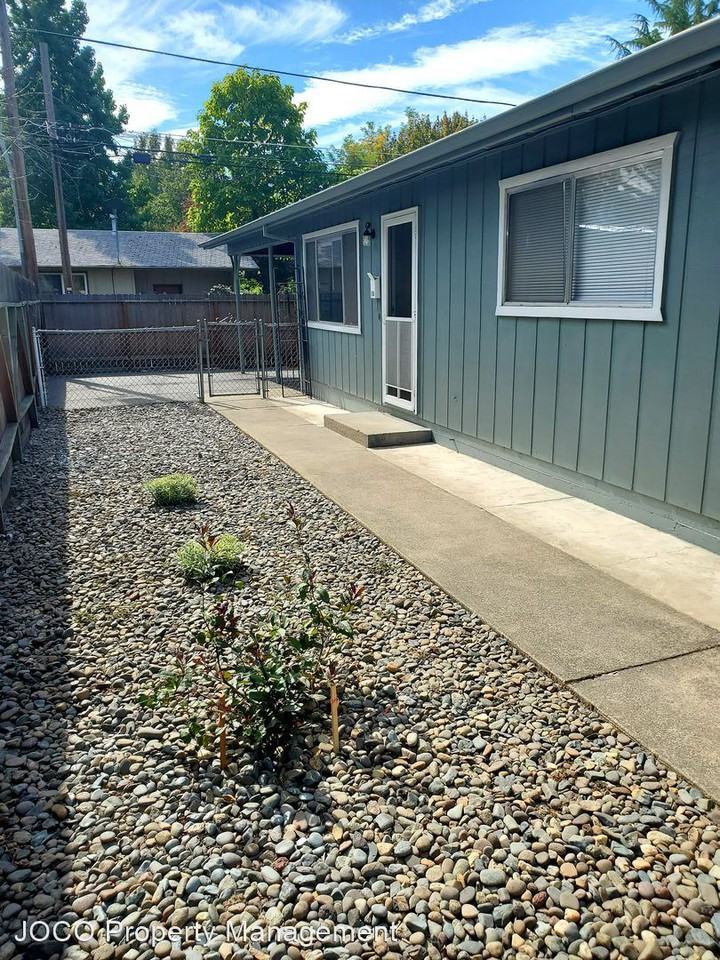 733/735 SW H St - Photo 2 of 6