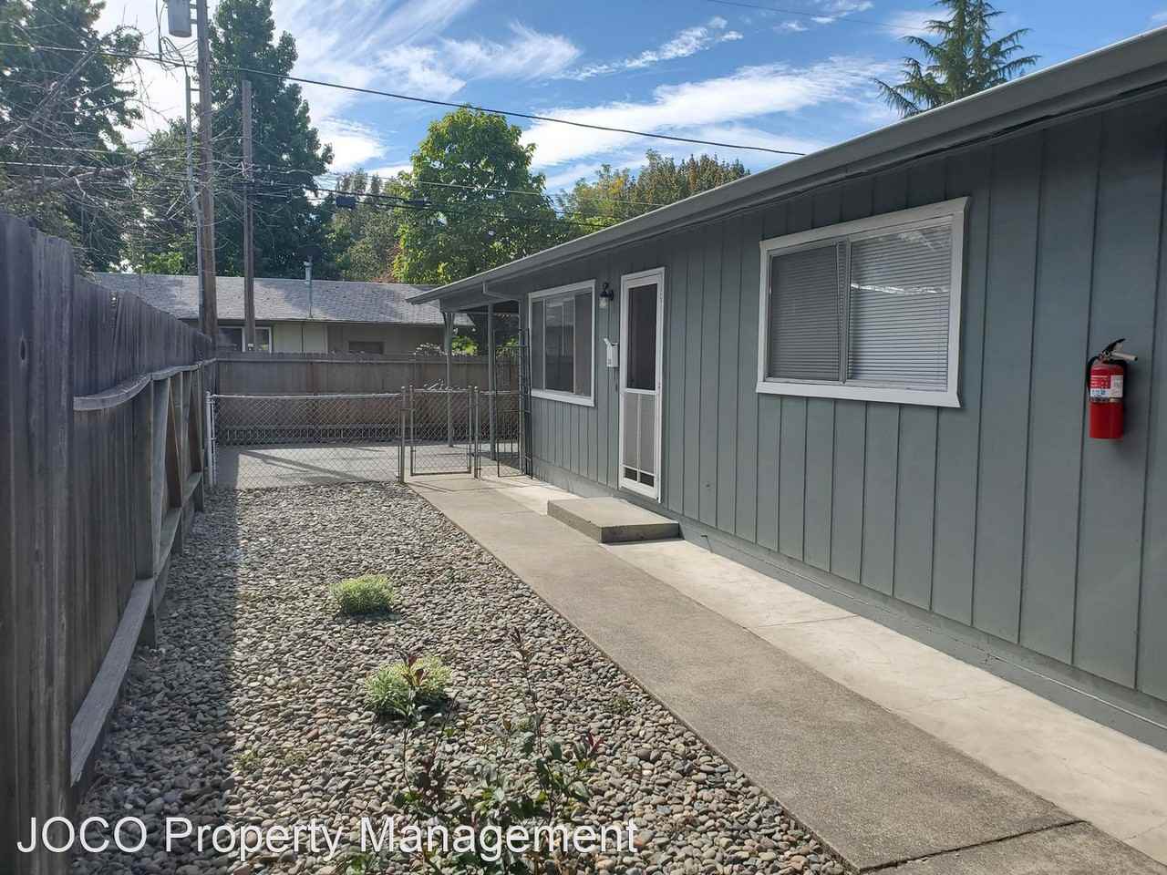 733/735 SW H St - Photo 3 of 6