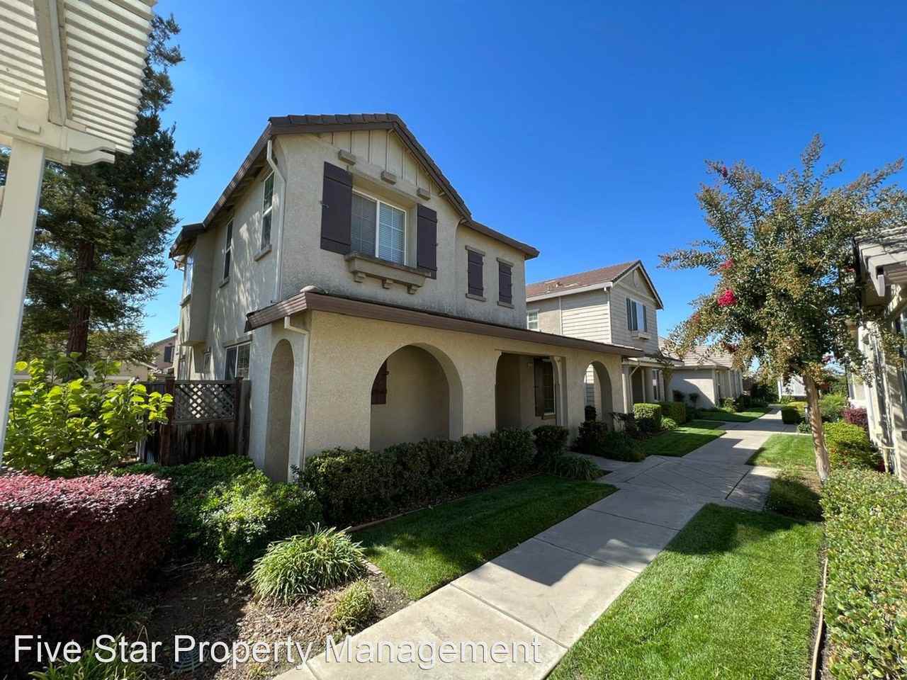 320 Carriage Ln - Photo 2 of 30