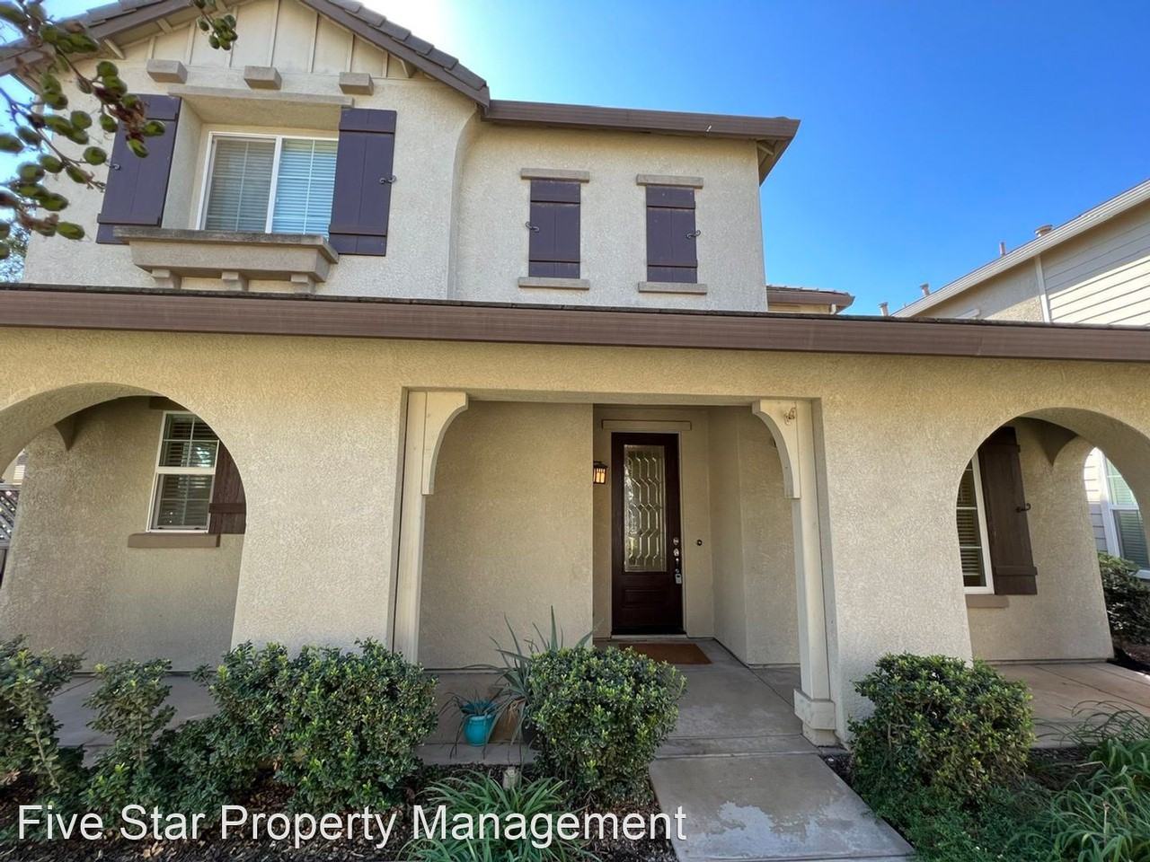 320 Carriage Ln - Photo 3 of 30