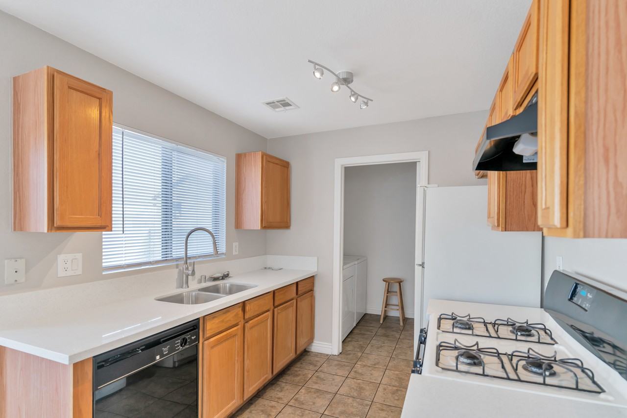 9652 Brooks Lake Ave - Photo 7 of 27