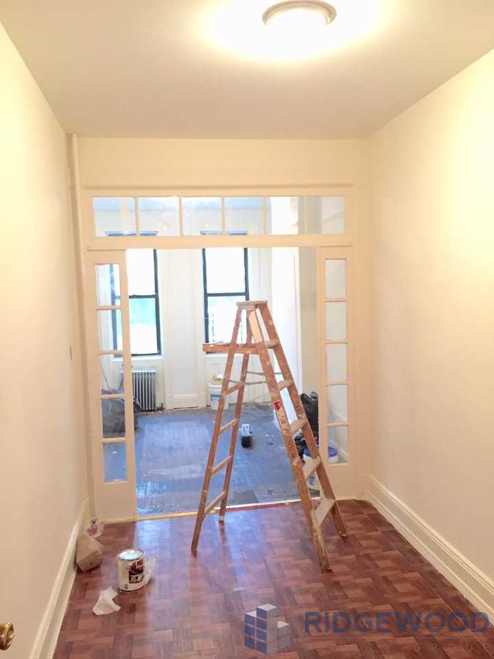 585 Seneca Ave #1L - Photo 2 of 4