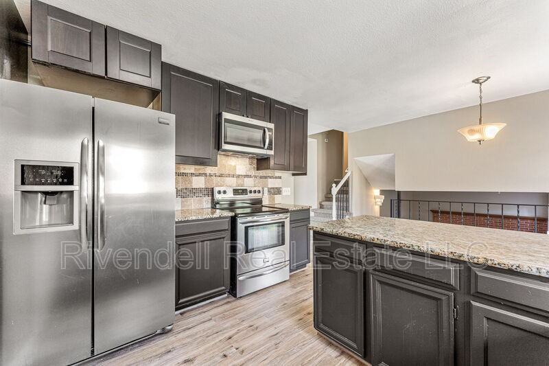 1786 S Waco Ct - Photo 2 of 15