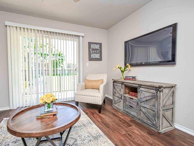 800 Bellshire Dr - Photo 5 of 18