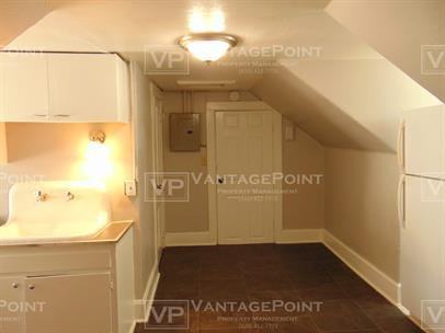 1345 Lawe St Uppr - Photo 2 of 9