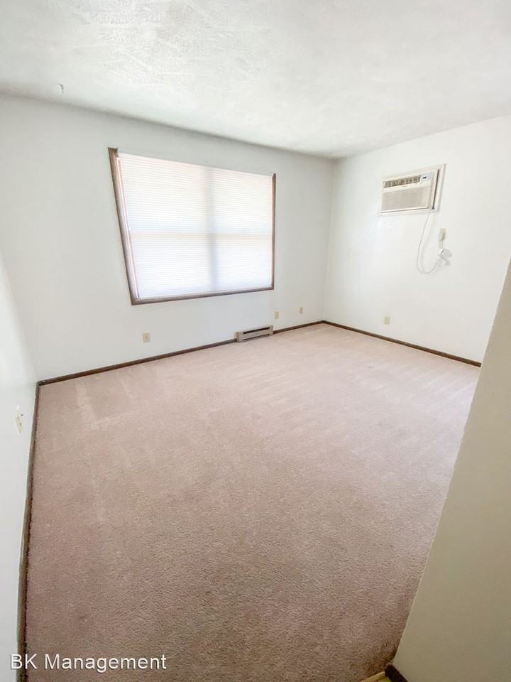 215 1/2 Sheetz St - Photo 3 of 6