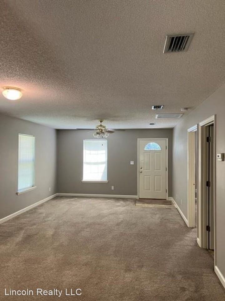 710 Pineview Dr. * - Photo 2 of 8