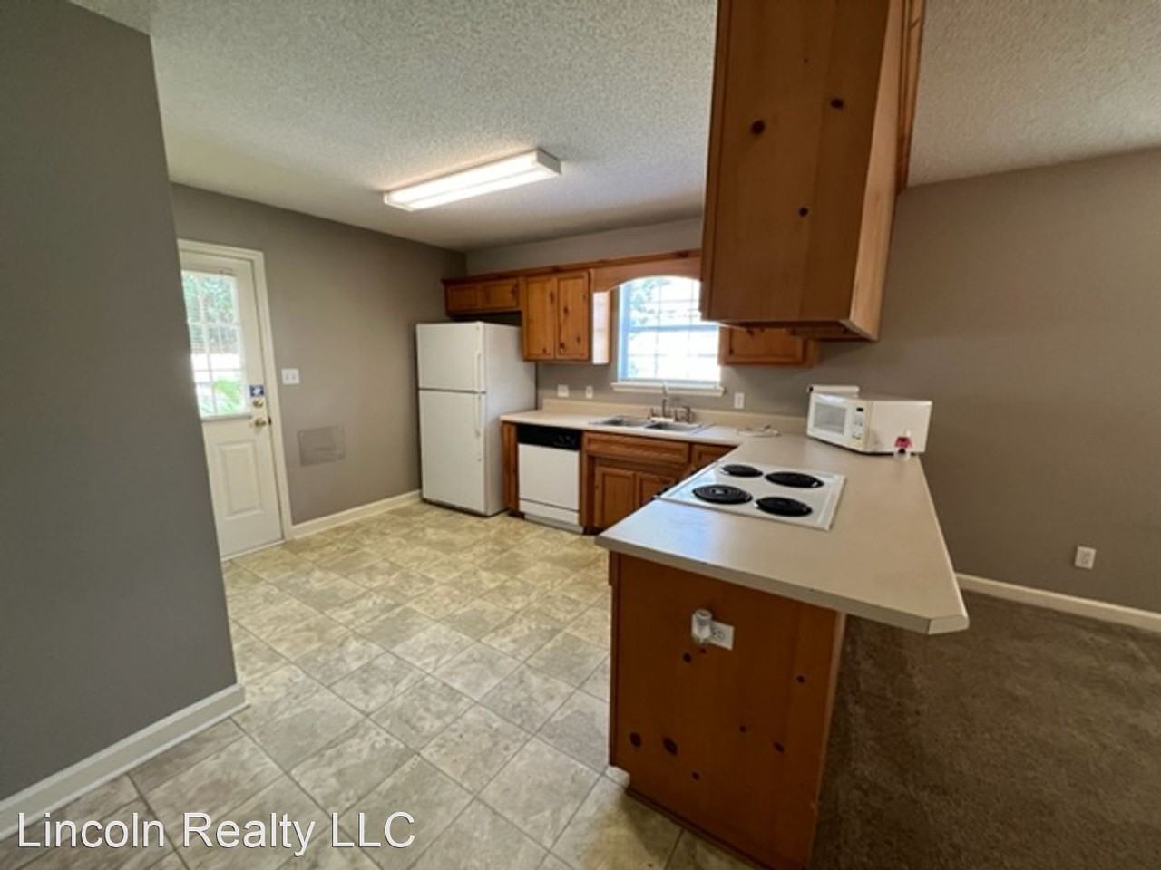 710 Pineview Dr. * - Photo 3 of 8