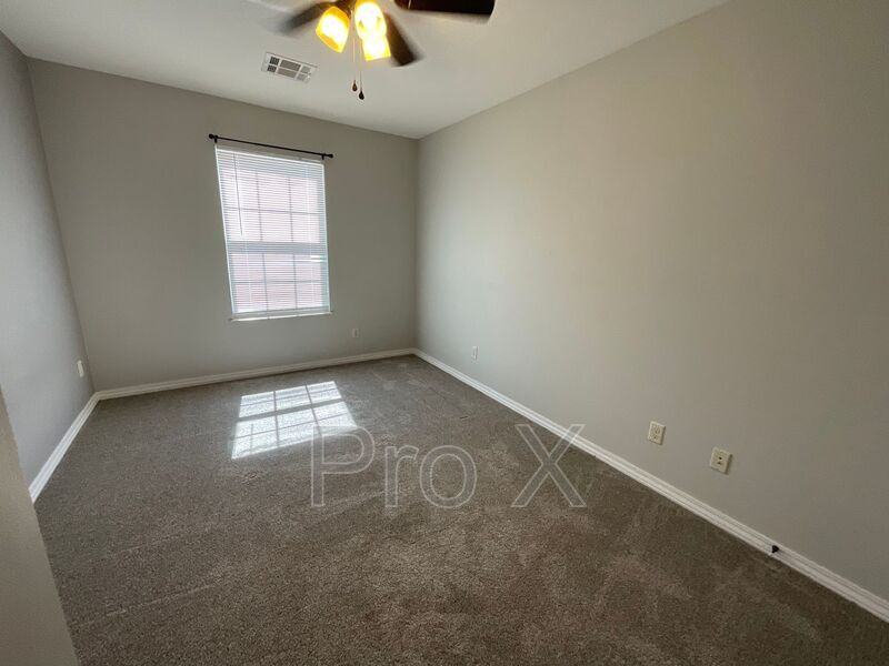 618 Easton #B - Photo 2 of 14