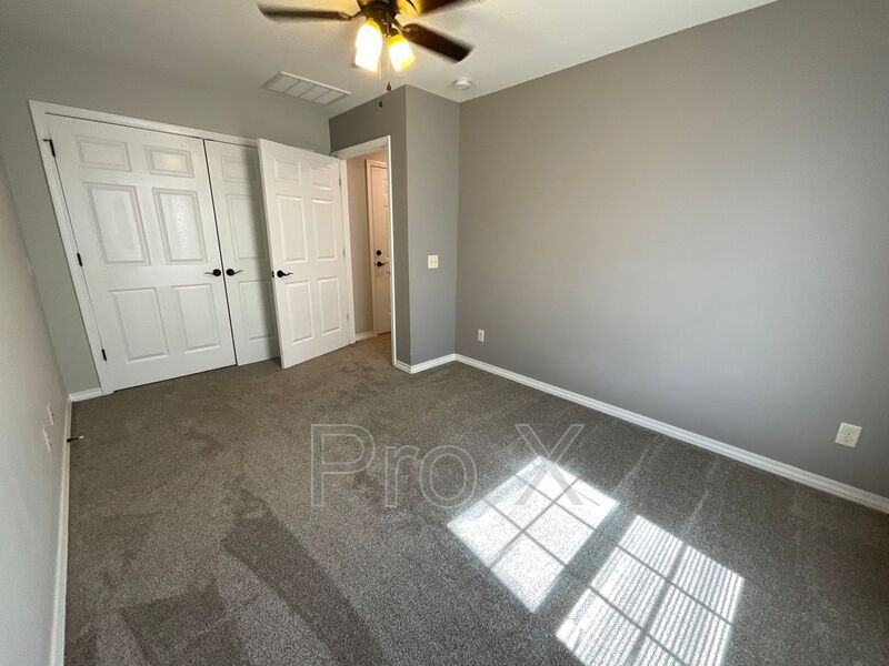 618 Easton #B - Photo 3 of 14