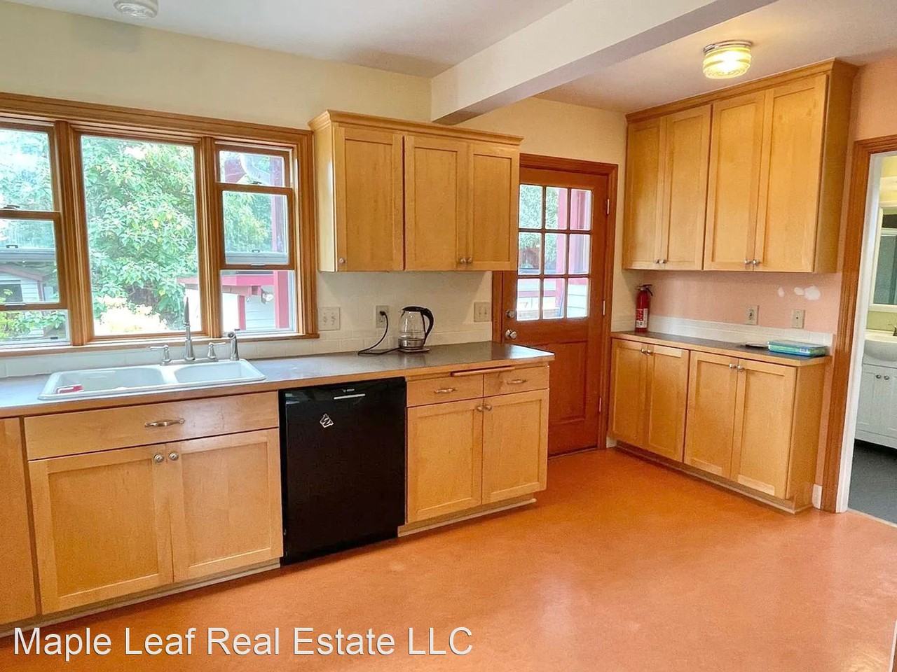 839 Ne 92nd St - Photo 3 of 28