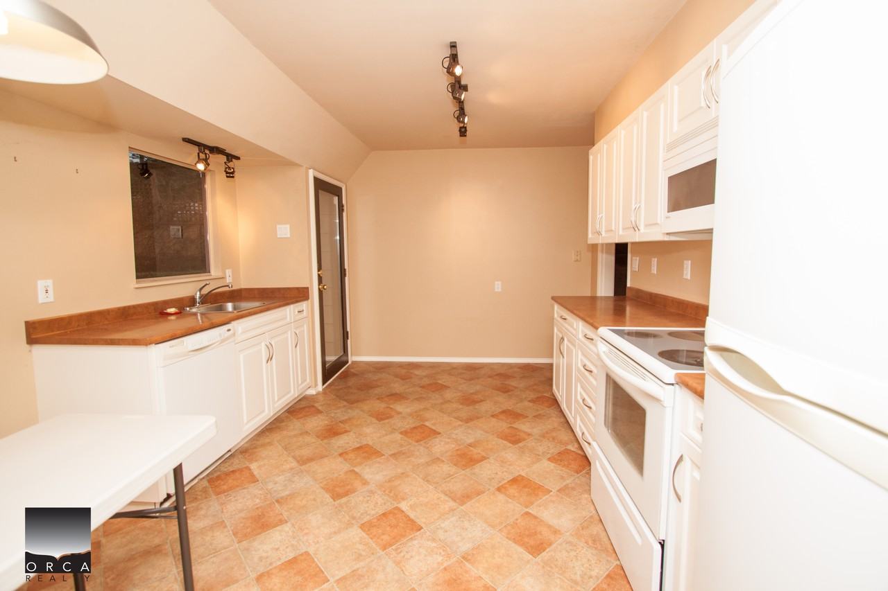 796 Blythwood Dr - Photo 2 of 16