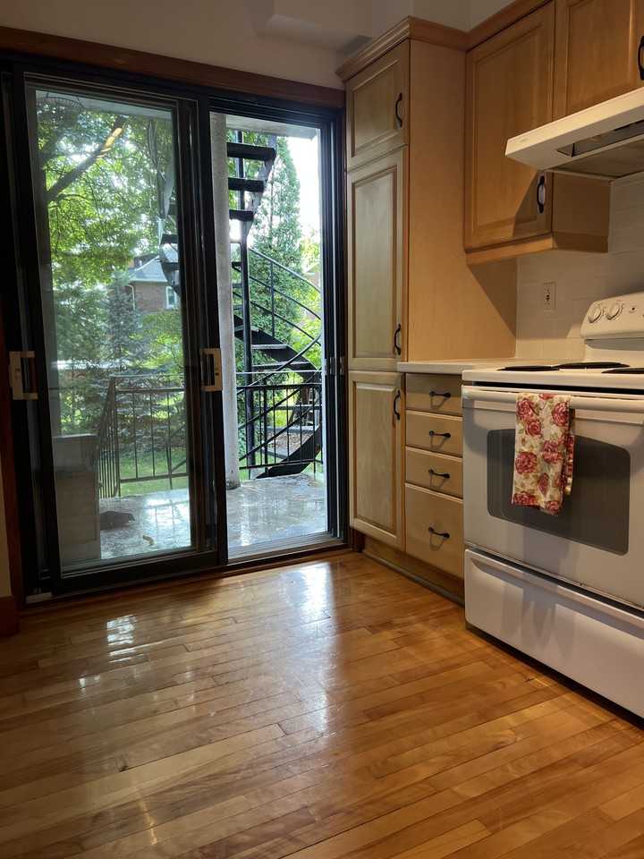 10 Wolseley Avenue South - Photo 2 of 10