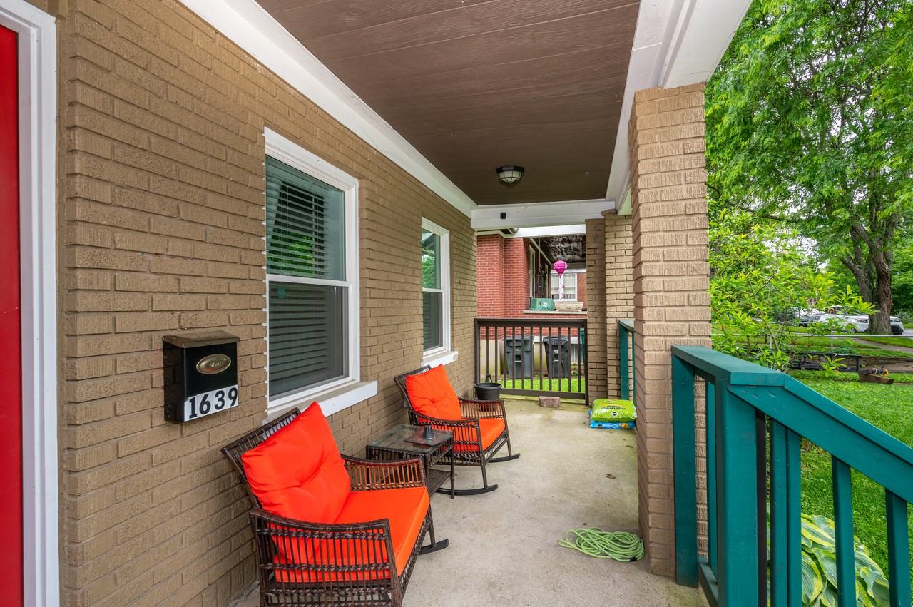 1639 Robinson Cir - Photo 3 of 41