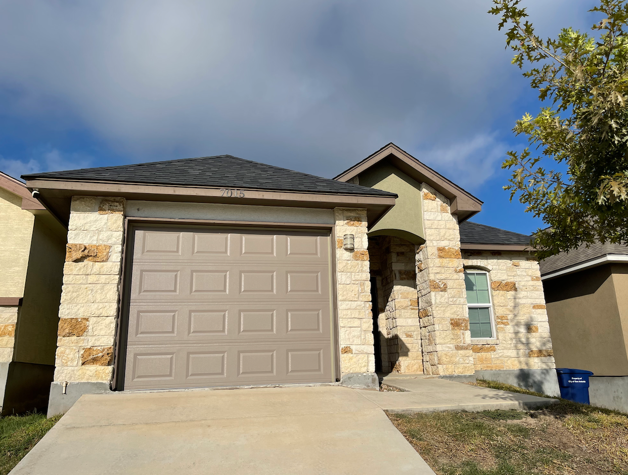 7015 Hallie Ridge San Antonio, Tx. 78227 #1 - Photo 3 of 30