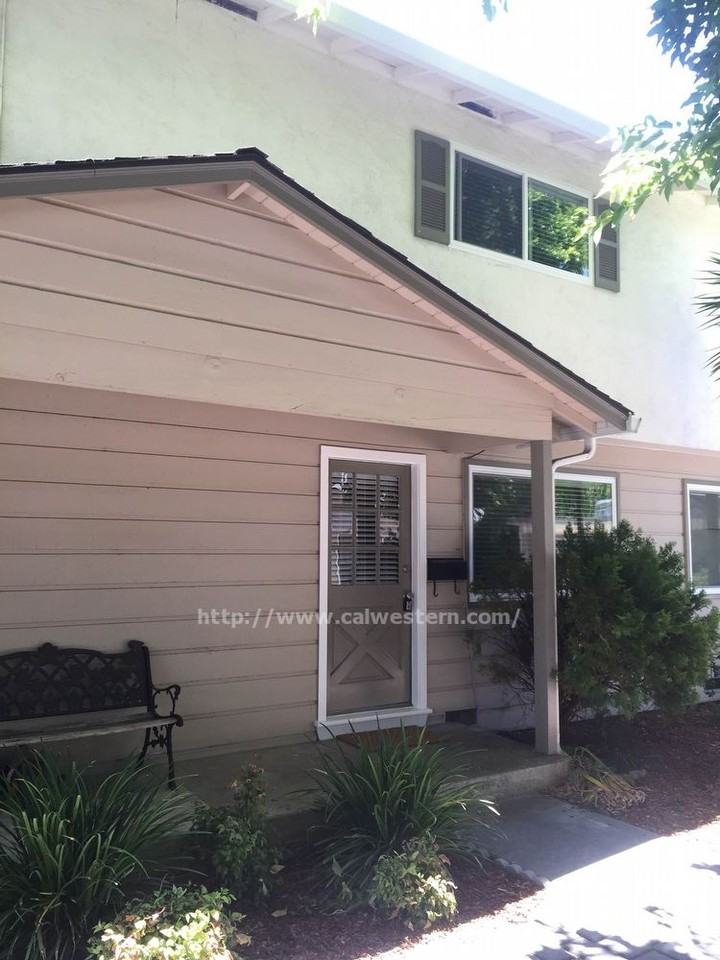 1111 Oakmont Dr - Photo 2 of 11