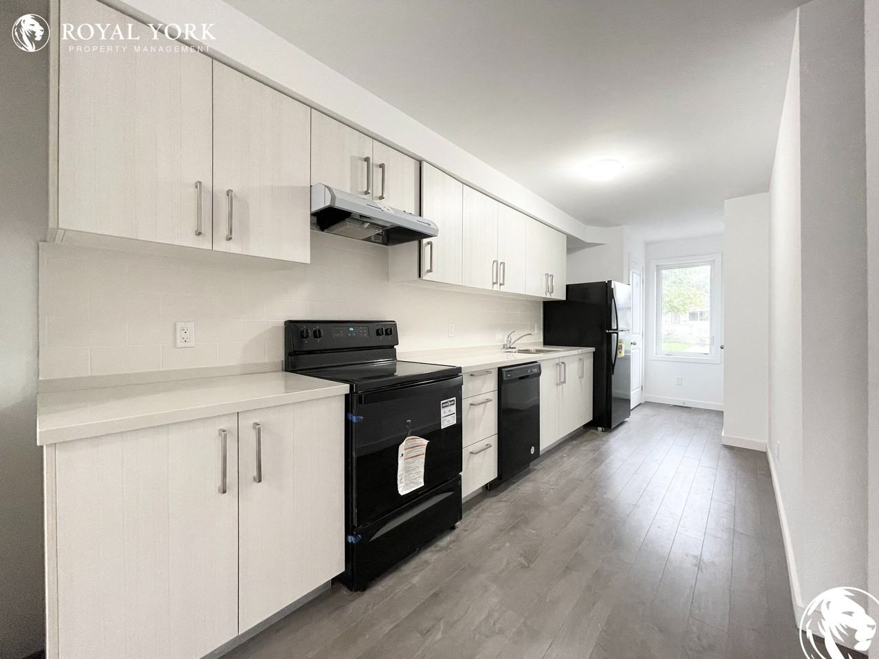 352 Alberta St - Photo 3 of 33