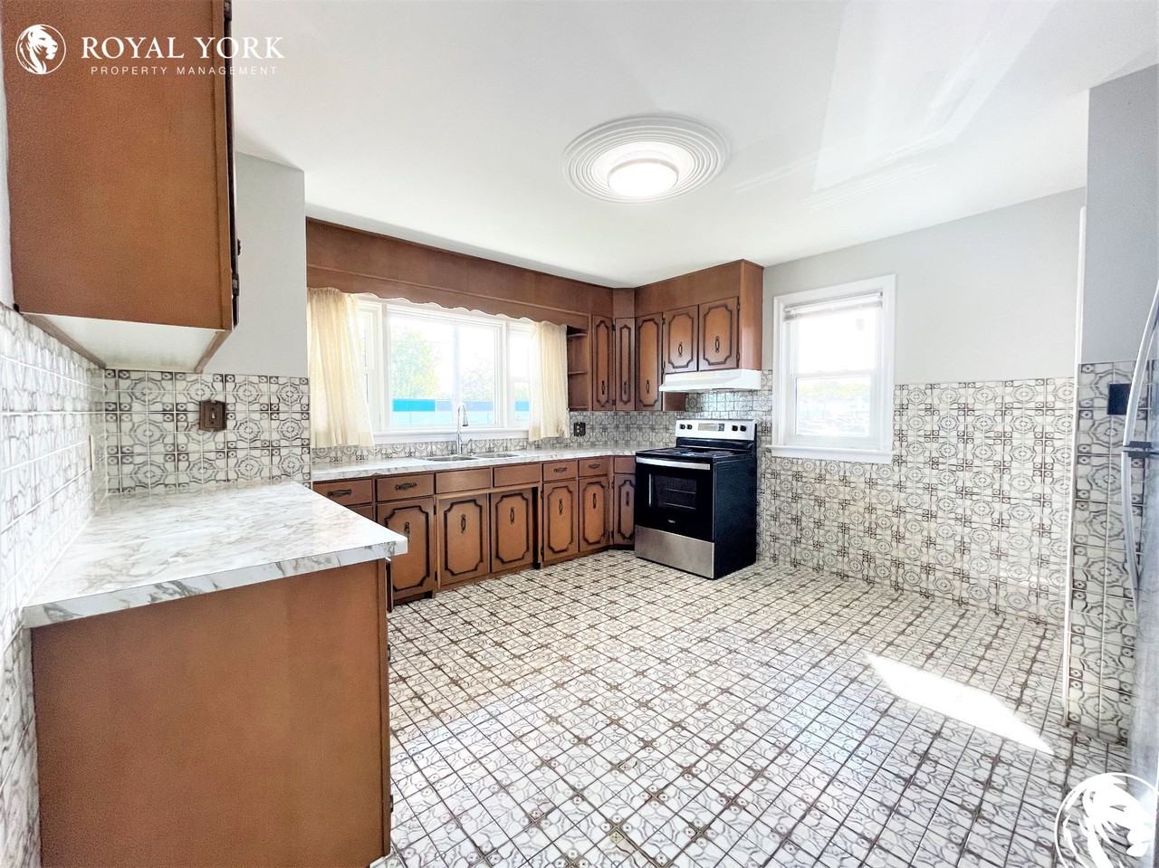 4405 Drummond Rd - Photo 2 of 37