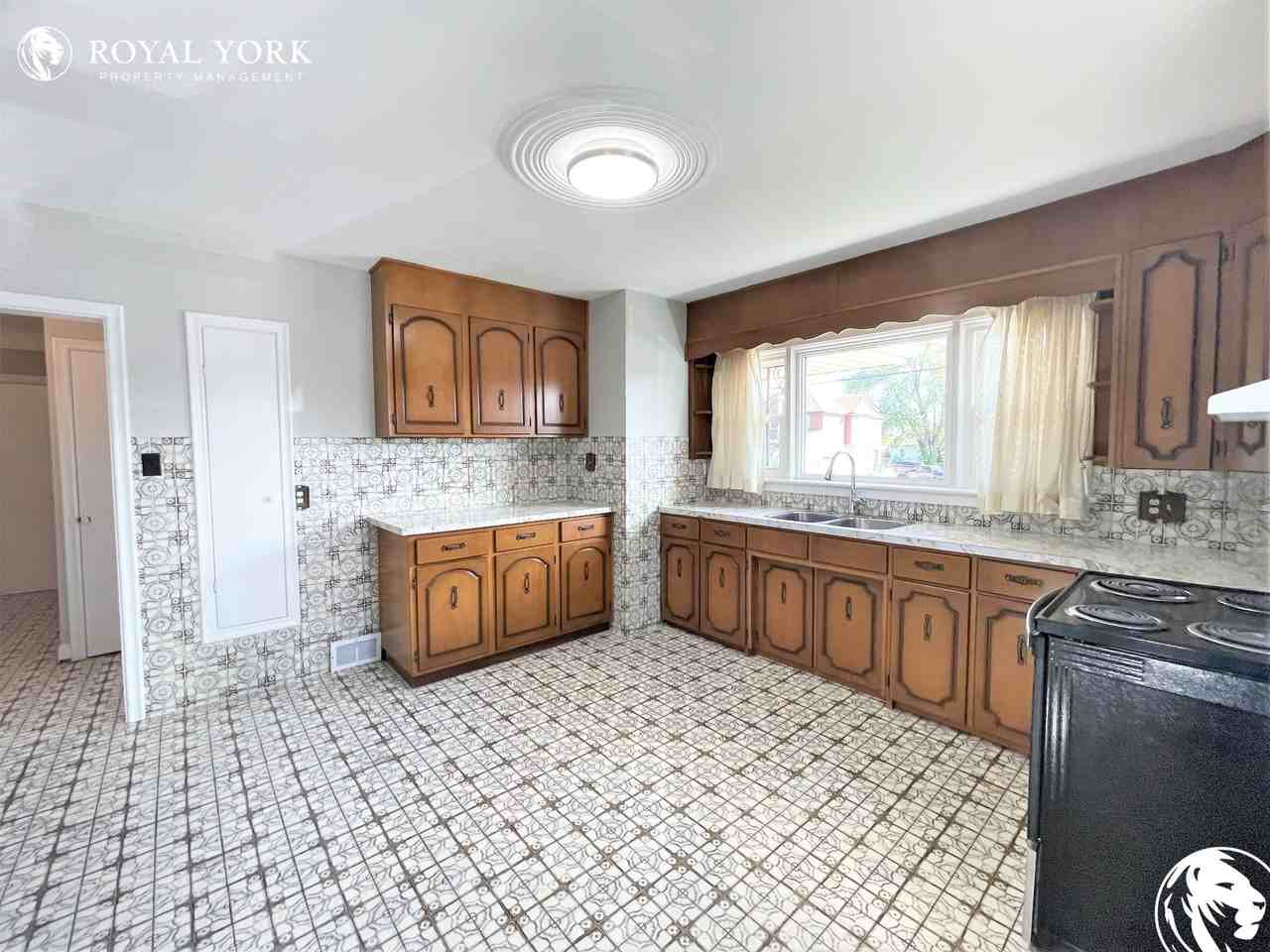 4405 Drummond Rd - Photo 3 of 37