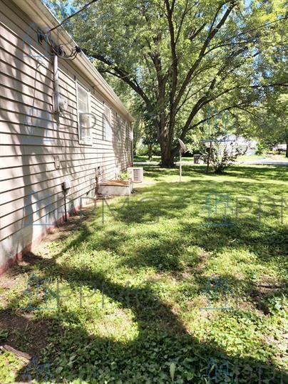 2503 N Woodlawn Dr - Photo 2 of 10