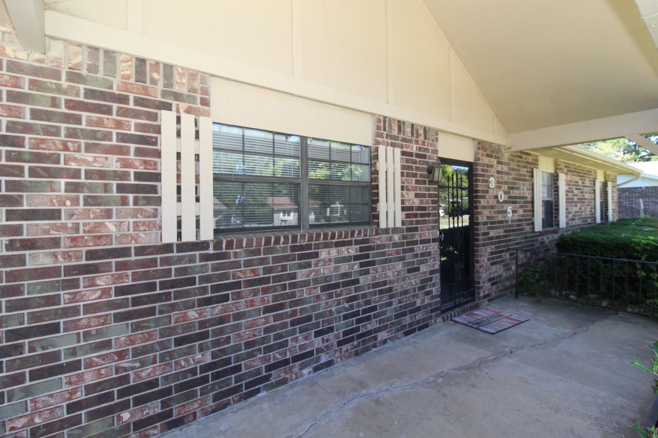305 Sw 10th St #1 - Photo 4 of 41