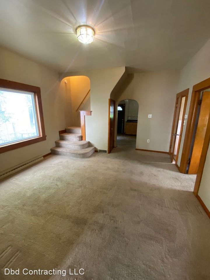 318 Elizabeth St - Photo 2 of 8