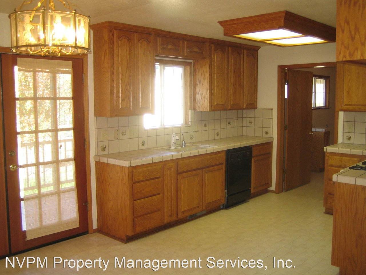 894 Liberty Ln - Photo 3 of 8