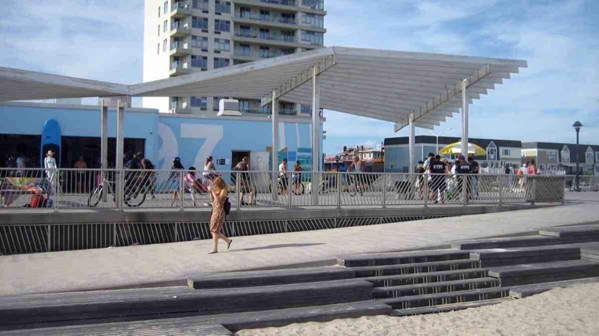 are dogs allowed in rockaway beach boardwalk