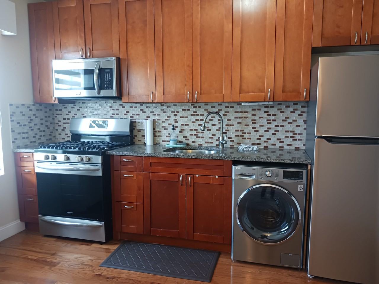 1555 East 38th Street 2f - Photo 2 of 12