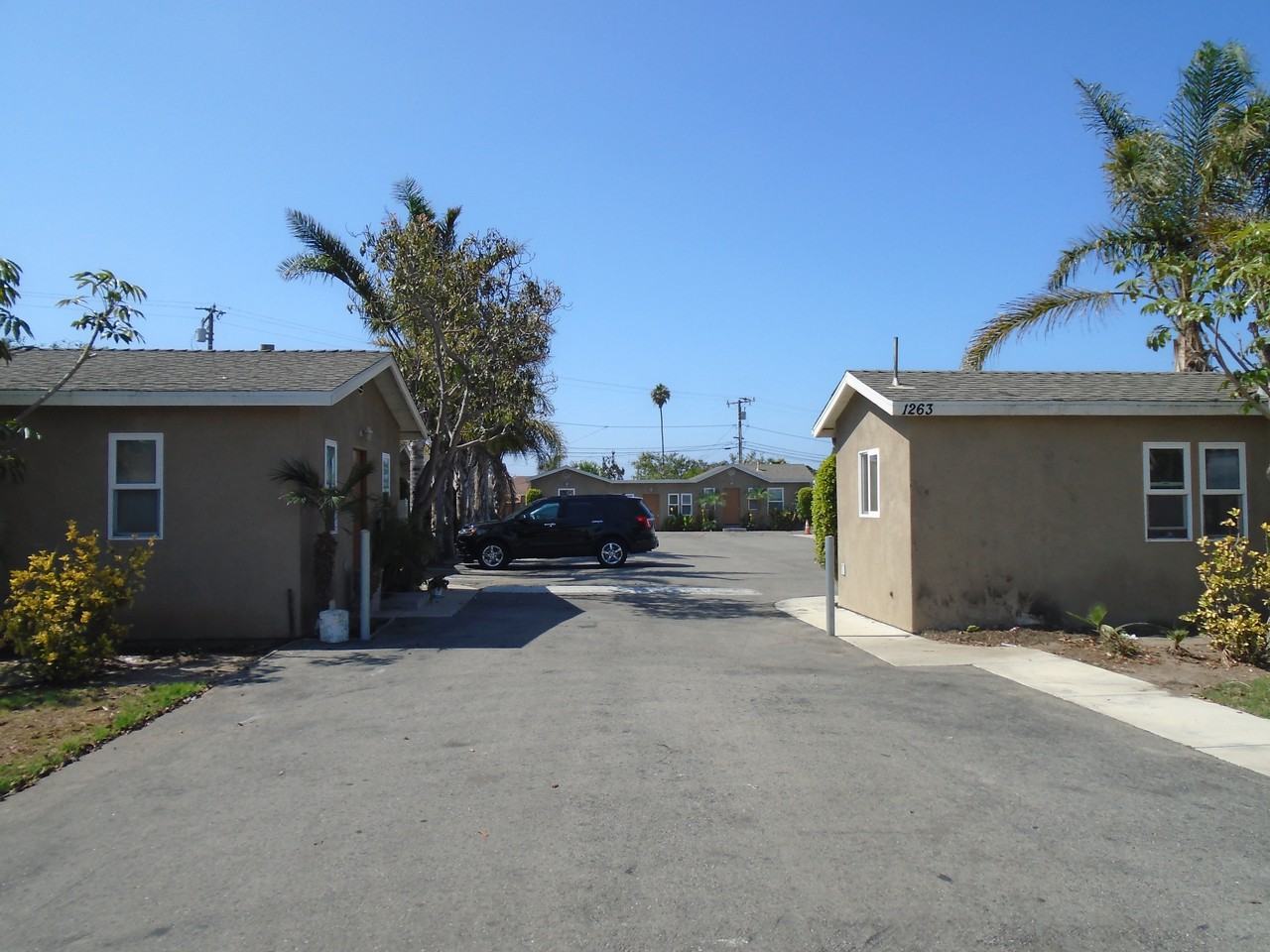 1263 S Oxnard Blvd - Photo 2 of 10