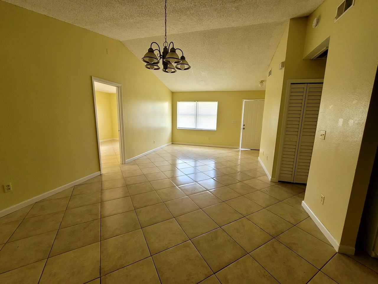 304 Mariana Way - Photo 4 of 17