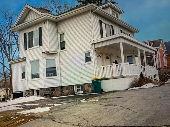 305 E Grand River Ave - Photo 2 of 9
