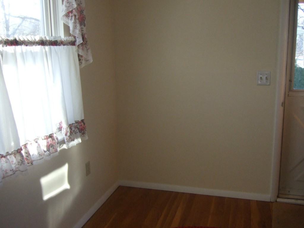 48 Pondview Dr - Photo 3 of 11