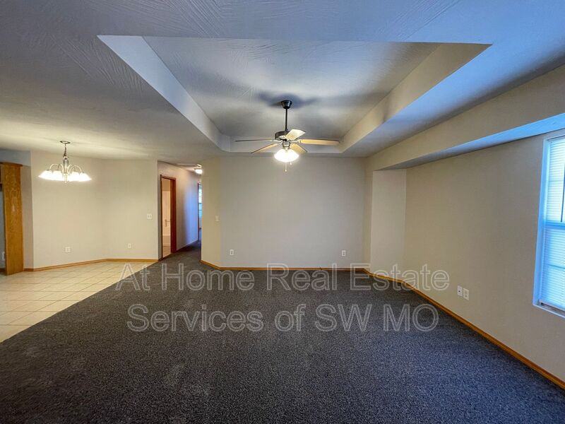 917 N Madison Ave - Photo 2 of 11