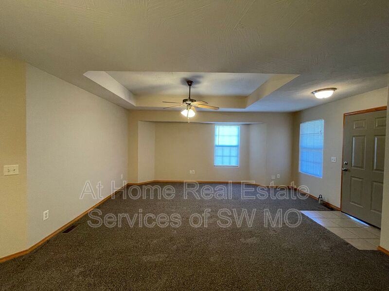 917 N Madison Ave - Photo 3 of 11