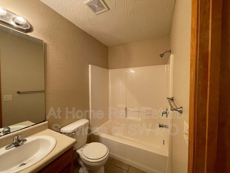 917 N Madison Ave - Photo 4 of 11