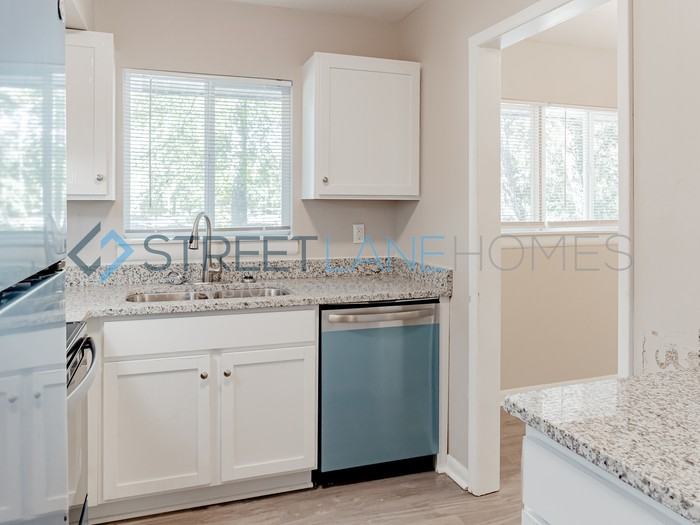 823 Austin St - Photo 2 of 26