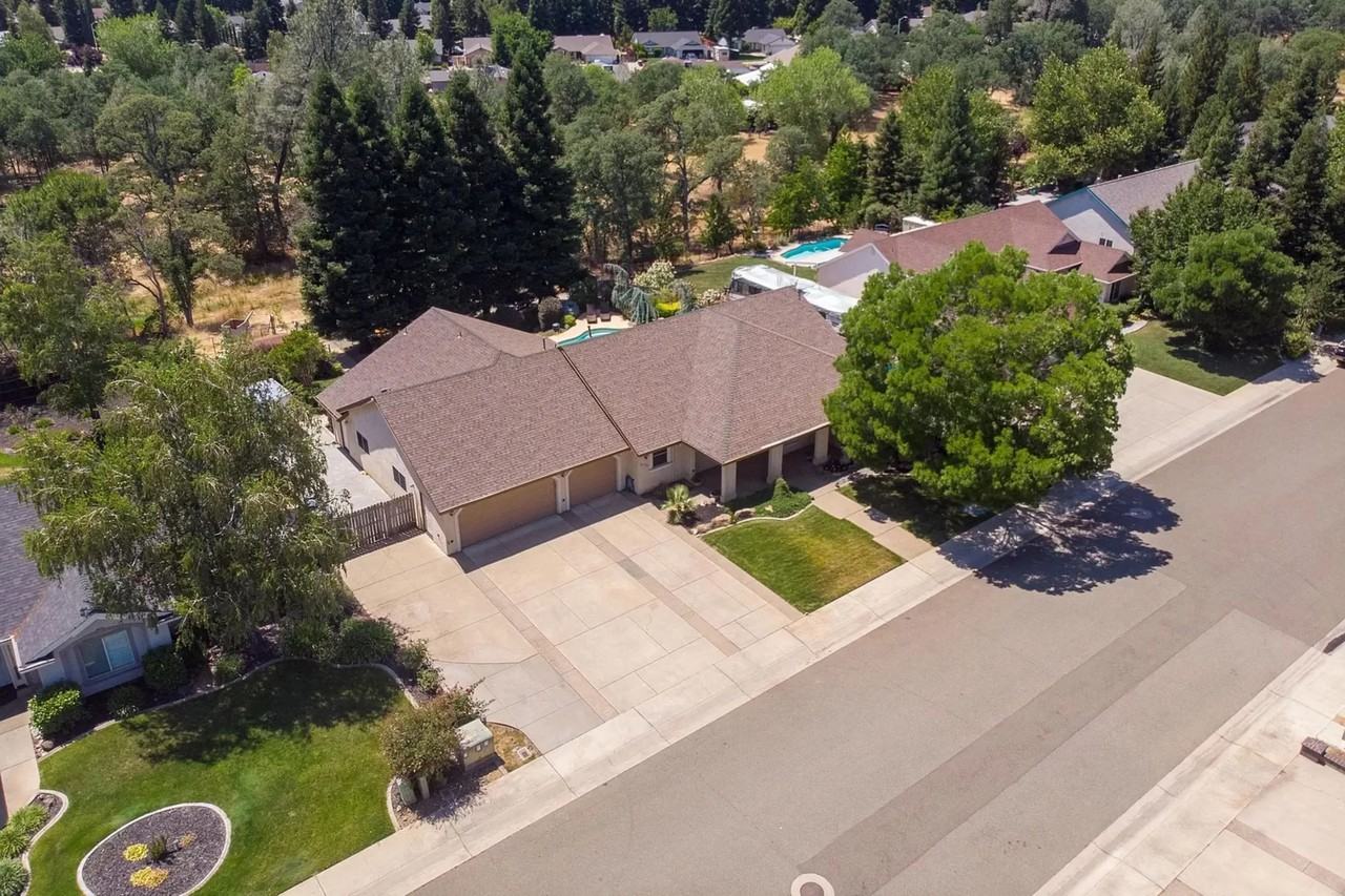 3376 Kentwood Dr - Photo 2 of 31