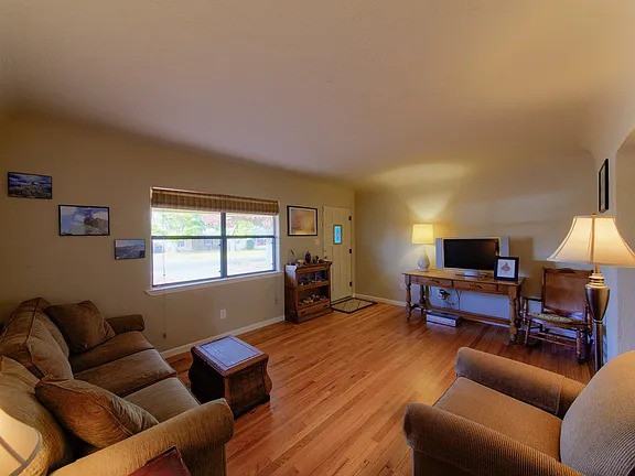 322 Quincy St Ne - Photo 2 of 21