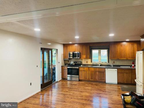 1133 Kings Hwy - Photo 2 of 9