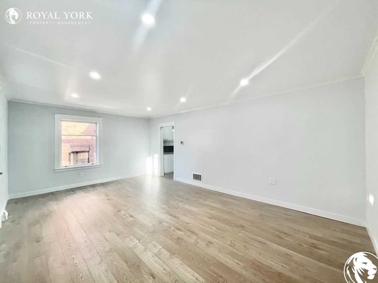 585 Dolph St N - Photo 3 of 29