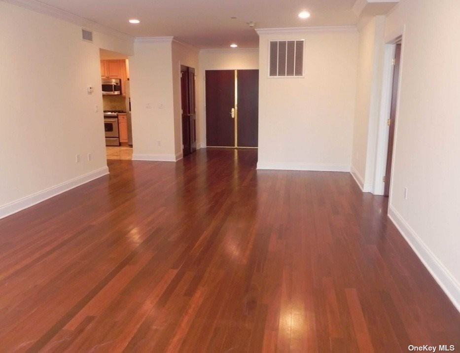 171 Great Neck Rd #3l - Photo 2 of 5