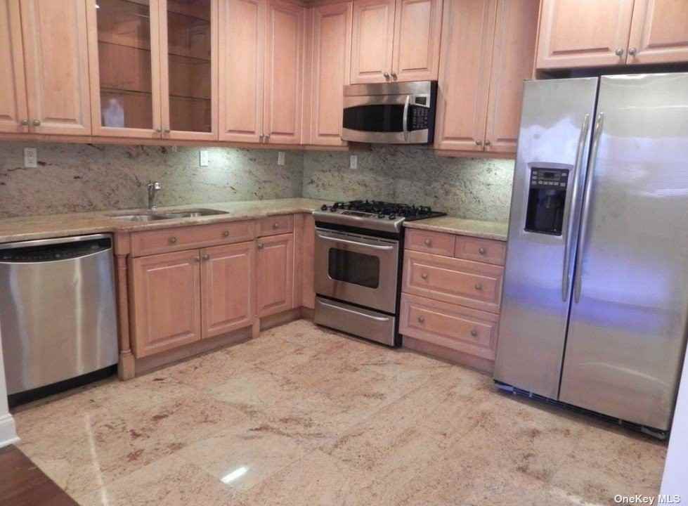 171 Great Neck Rd #3l - Photo 3 of 5