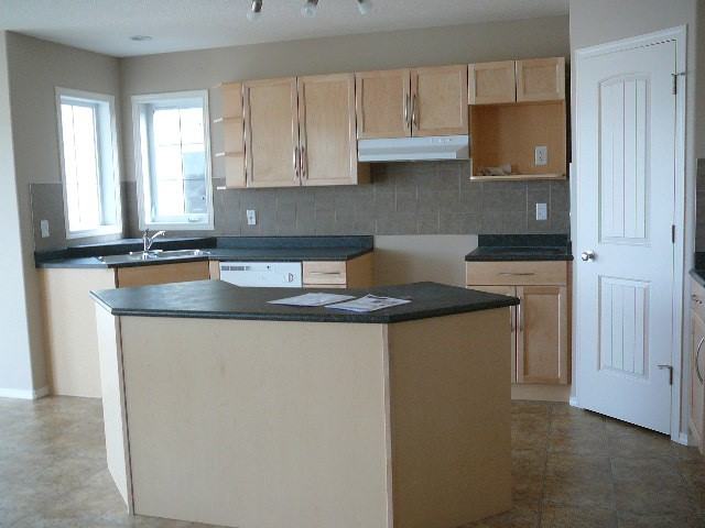 3305 47 Street - Photo 3 of 8